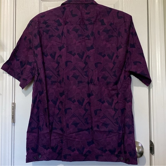 Bundle of 4 Button Down Shirts! (2 floral pattern, 1 with lightning ⚡️, 1 solid) - Picture 7 of 13